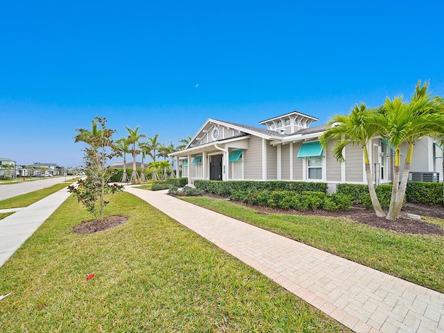 view of front of property featuring a front yard