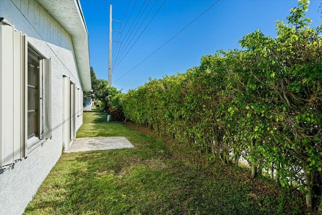 view of yard featuring a patio