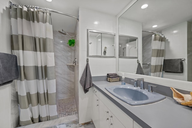 bathroom featuring a shower with curtain and vanity