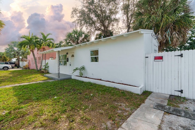 single story home with a lawn