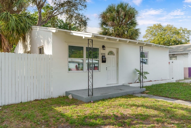 view of front facade featuring a front yard