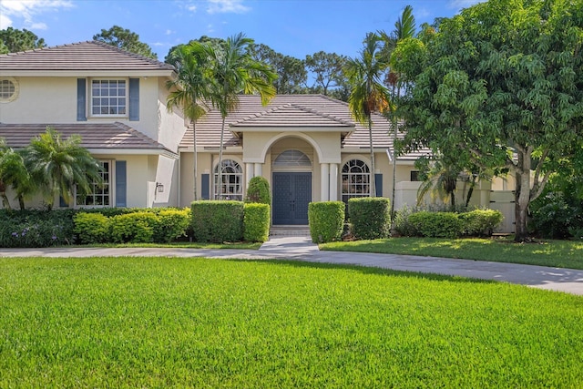 view of front of property featuring a front yard