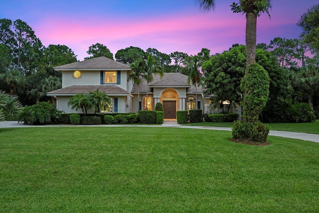 view of front of property featuring a lawn