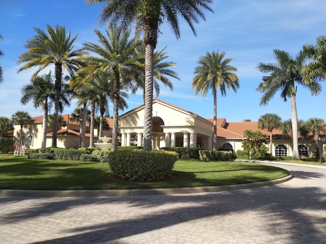 view of front facade with a front lawn