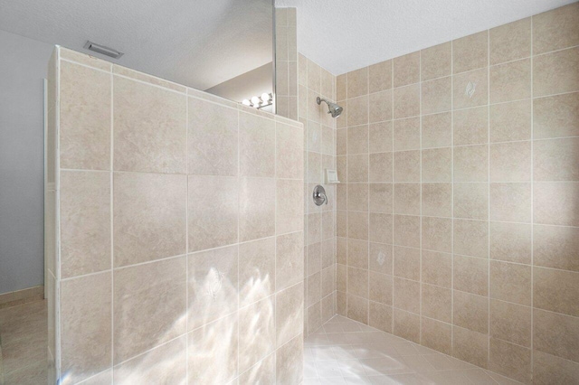 bathroom featuring a tile shower