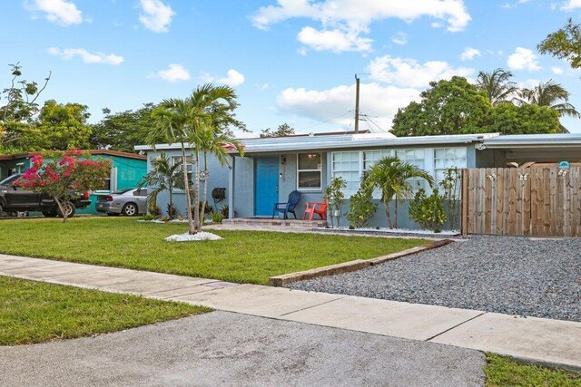 view of front of home featuring a front yard