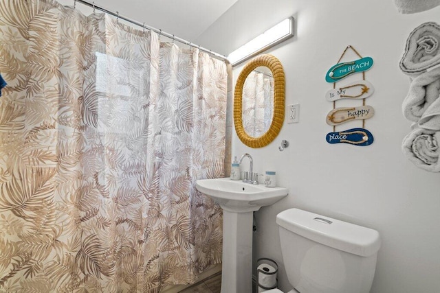 5219 NE 20th Ter, Pompano Beach, FL 33064 - bathroom with curtained shower, toilet, and a sink