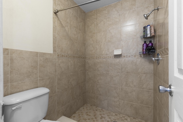 bathroom with toilet and tiled shower