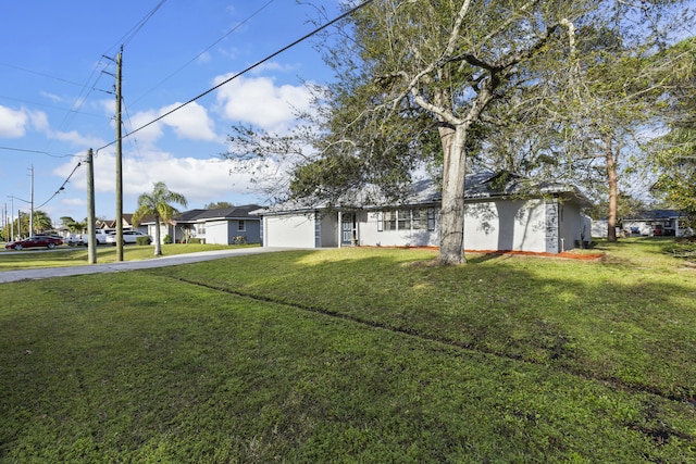 ranch-style home featuring a front lawn