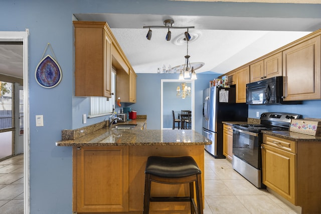 kitchen with kitchen peninsula, sink, light tile patterned flooring, stainless steel range with electric cooktop, and a breakfast bar area