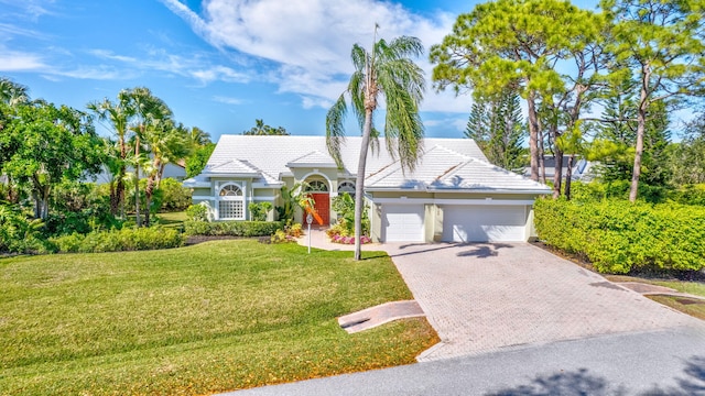 view of front of house featuring a garage and a front yard