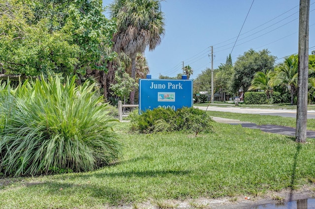 community / neighborhood sign featuring a yard