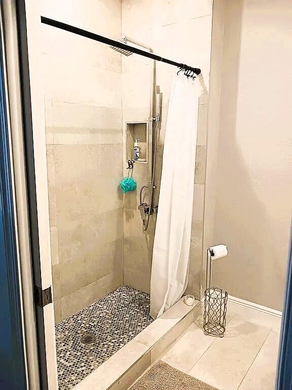 bathroom featuring a shower with curtain