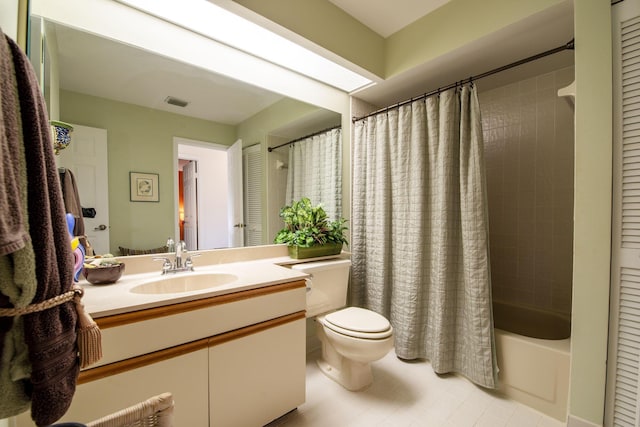 full bathroom with shower / tub combo, vanity, and toilet