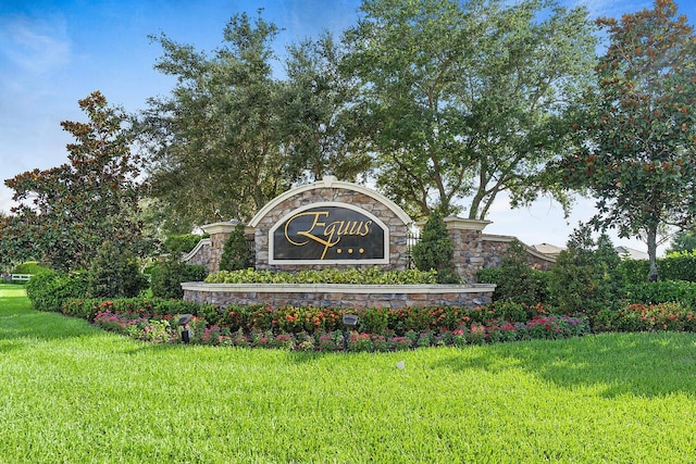 community sign with a yard