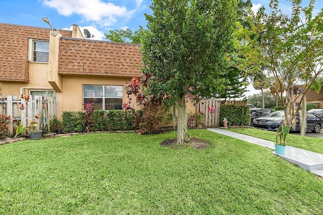 view of front of house featuring a front lawn