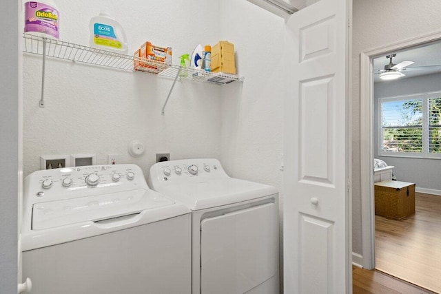 clothes washing area featuring hardwood / wood-style floors, ceiling fan, and independent washer and dryer