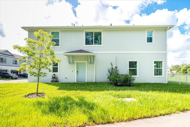 view of front of house featuring a front lawn