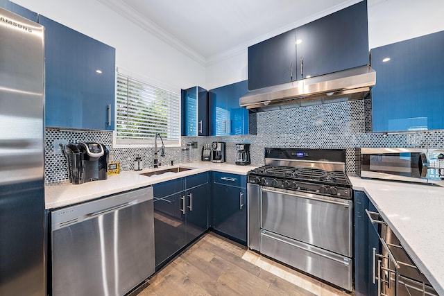 kitchen featuring blue cabinetry, sink, stainless steel appliances, light hardwood / wood-style floors, and exhaust hood