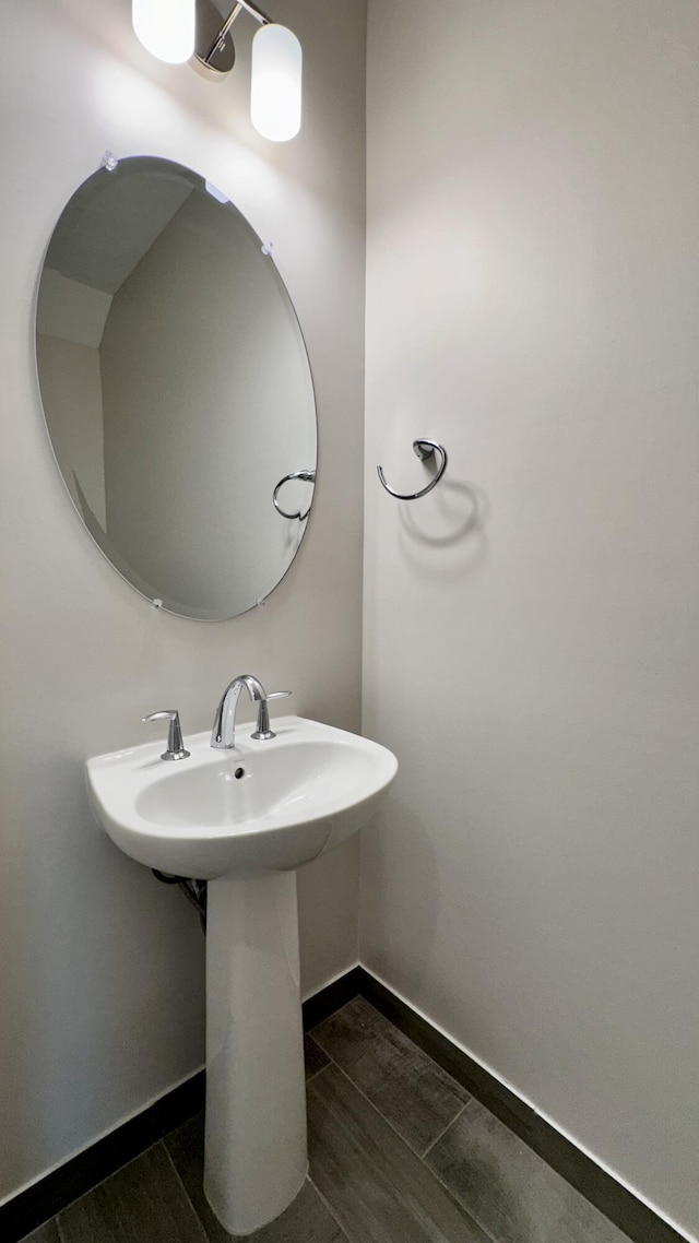 bathroom featuring sink