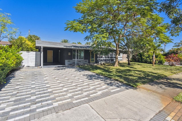 view of front of home featuring a carport and a front lawn