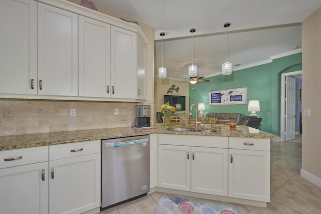 kitchen with crown molding, open floor plan, a sink, dishwasher, and a peninsula