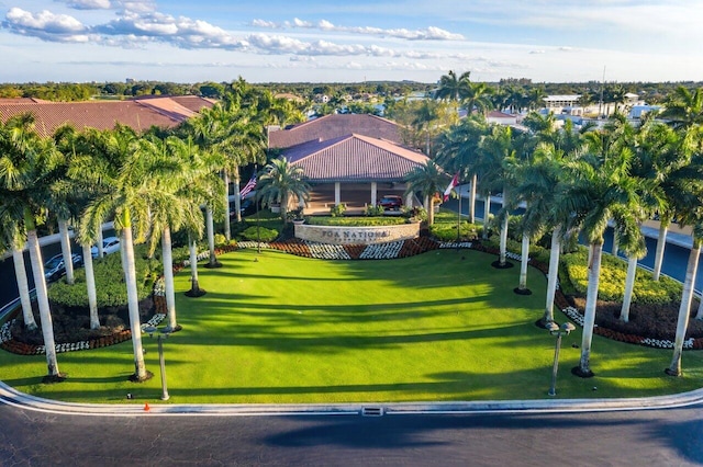 view of property's community featuring a yard