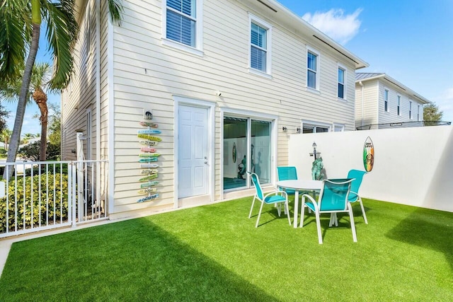 back of house featuring a lawn