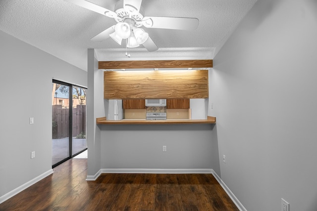 kitchen with a textured ceiling, ceiling fan, range, and dark wood-type flooring