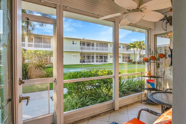 sunroom with ceiling fan