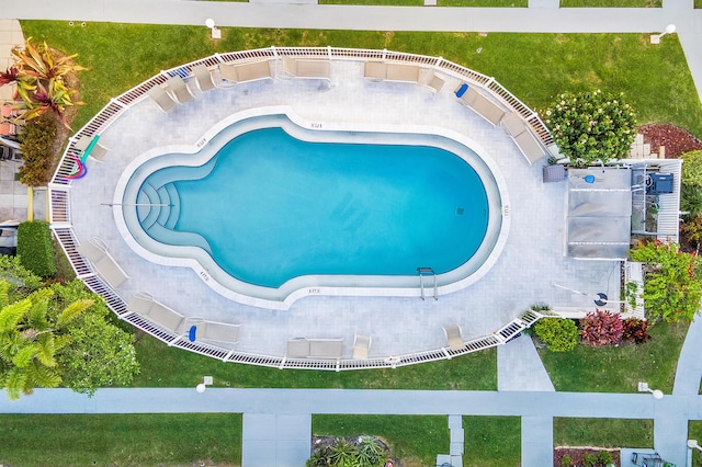 view of swimming pool