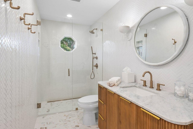 bathroom featuring a shower, vanity, tasteful backsplash, and toilet