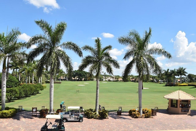 view of property's community featuring a lawn