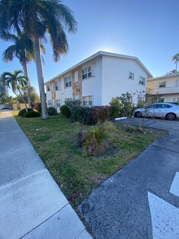 view of front of home with a front lawn