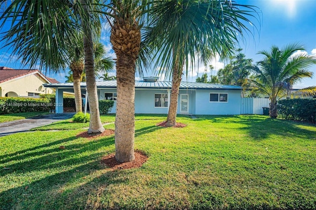 view of front facade featuring a front yard