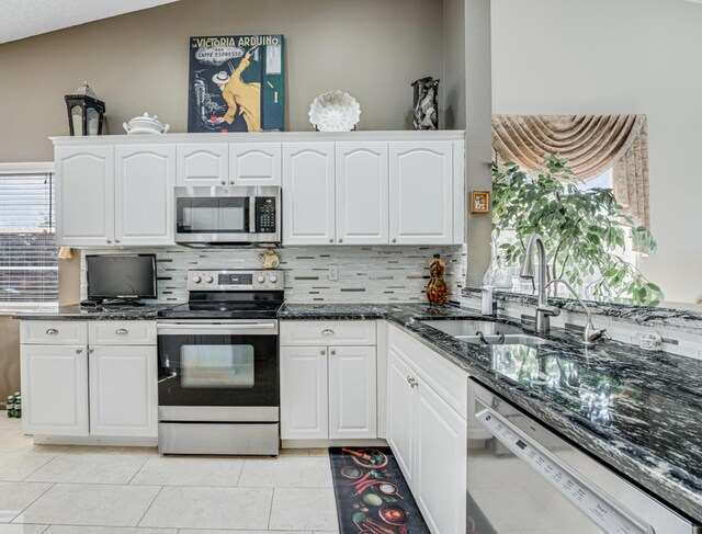 9817 Seacrest Cir Unit 201, Boynton Beach, FL 33437 - living room featuring a chandelier, rail lighting, a textured ceiling, visible vents, and vaulted ceiling