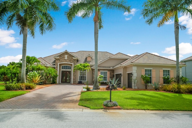 view of front of home featuring a front lawn