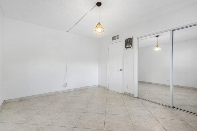 empty room with light tile patterned flooring