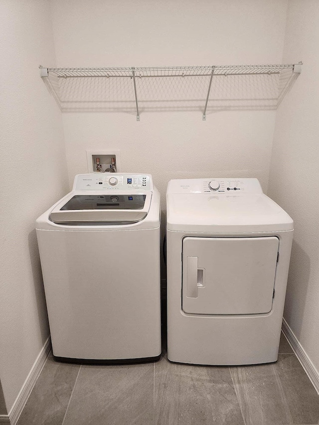 washroom featuring tile patterned flooring and independent washer and dryer