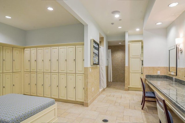 bathroom featuring tile walls