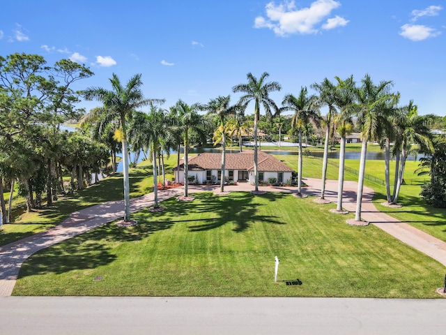 view of property's community featuring a lawn