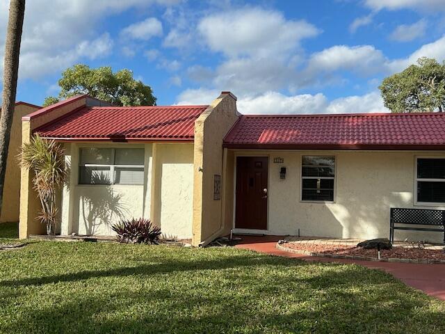 view of front of property with a front lawn