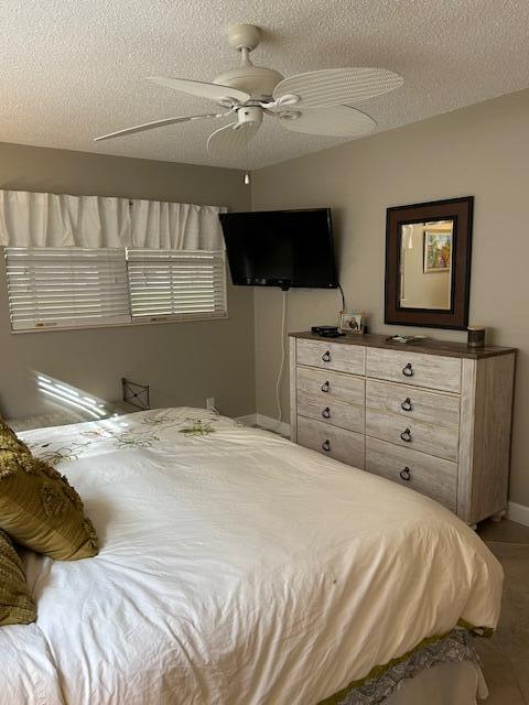 bedroom featuring a textured ceiling and ceiling fan