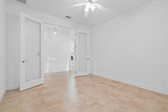 empty room featuring ceiling fan and washer / clothes dryer