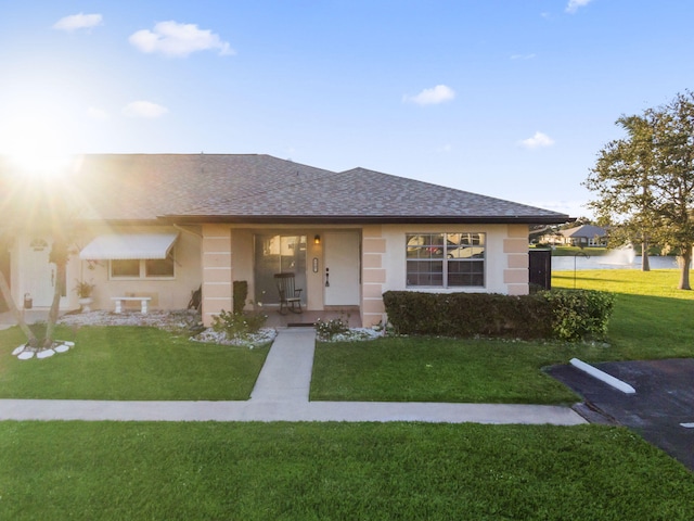 view of front of property featuring a porch and a front lawn