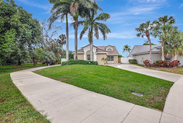 view of front of property featuring a front yard