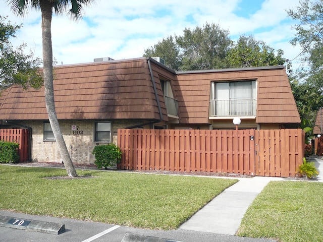 view of front of house with a front yard