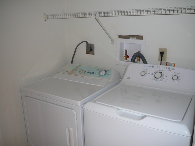 laundry room with washing machine and dryer