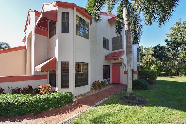 view of front of house with a front lawn