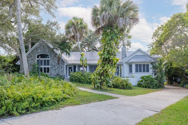 view of front of house featuring a front lawn